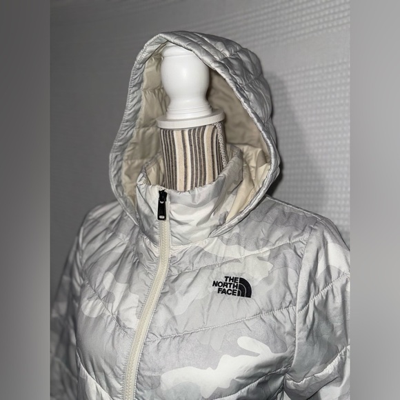 The North Face Women's Puffer Jacket - - Picture 4 of 15